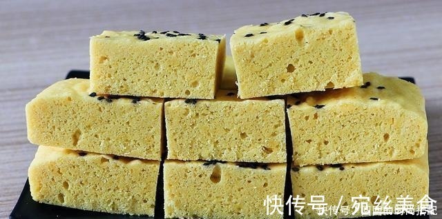 无油无糖的玉米面蛋糕,蒸锅就能做,低脂不怕胖,简单好吃不上火