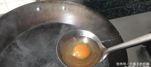 煮荷包蛋时,总有白沫易散开大厨教您1招,完整嫩滑不粘锅