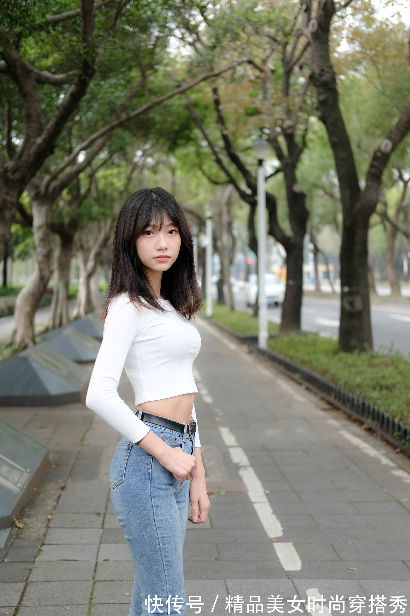 风格|白色针织衫搭配牛仔裤+平底鞋,整体的风格简约又休闲,清爽舒适