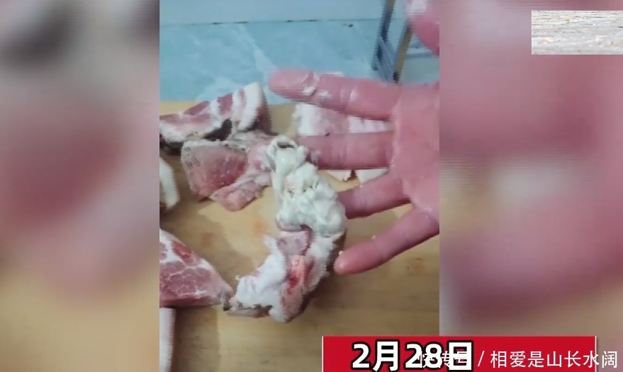 肉摊上买猪肉,回家一切流出白色膏体,女子直呼:这都是啥呀?