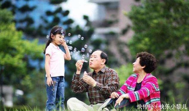 麻将馆|“背篓舅舅”走红,带娃搓麻将两不误!网友:孩子你缺不缺舅妈?