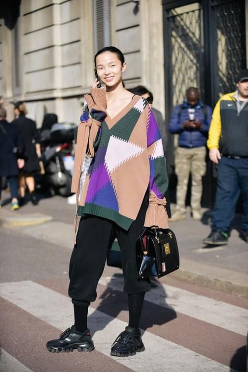  年轻|女人过了40别老穿纯色的，毛衣上添点花纹更个性，看着年轻了不少