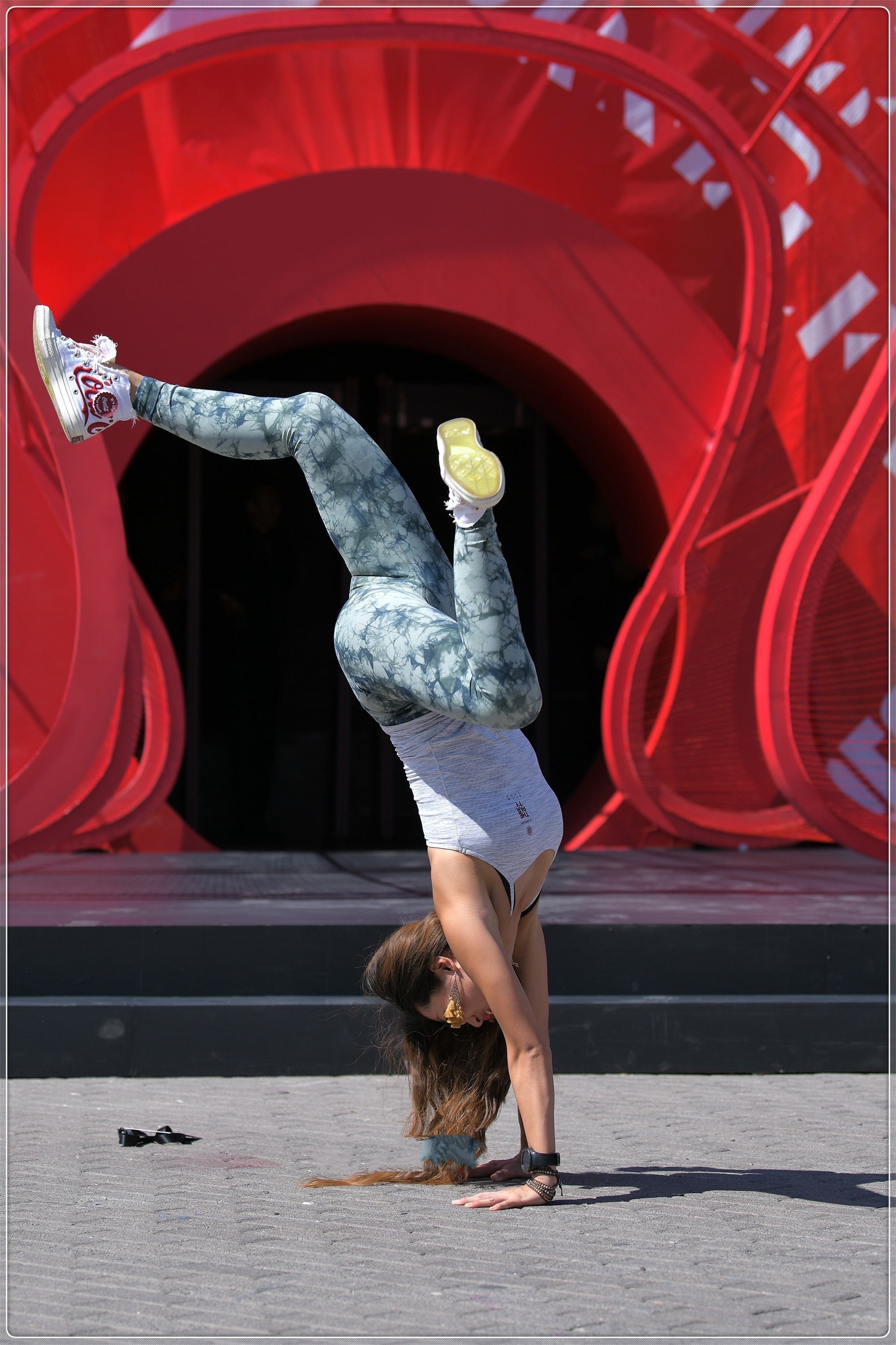 好身材 浅灰色背心搭配迷彩健美裤,清凉舒适,凸显好身材