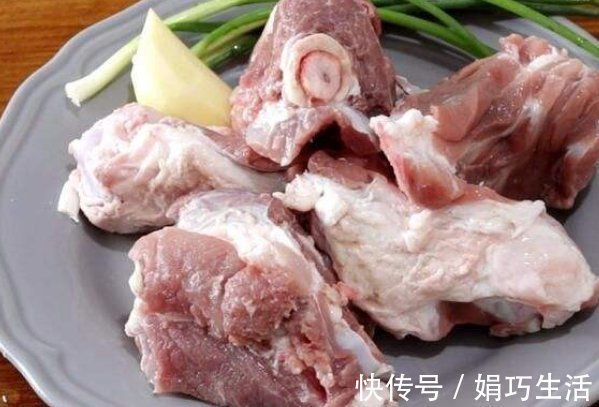 炖骨头汤,千万不要直接加水炖,学会这一步,骨汤又白又美味