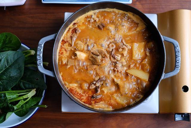 美食推荐无水葱油鸡,羊排火锅,春笋炒五花肉的做法