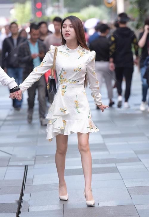 平肩的裙子气场很强，白色碎花的裙子看着很高级