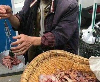 骑车|大爷边骑车边卖小吃,50一斤的“碎肉”被疯抢,内行人说是良心价