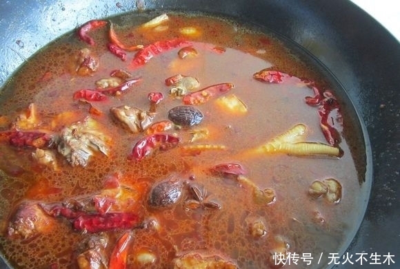 土鸡焖花卷|饭菜一锅出懒人必备,教你制作特色美食土鸡闷花卷,花卷比肉还香