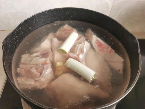 炖猪蹄牢记“3不放”的技巧，猪蹄软烂又好吃，我是才学会