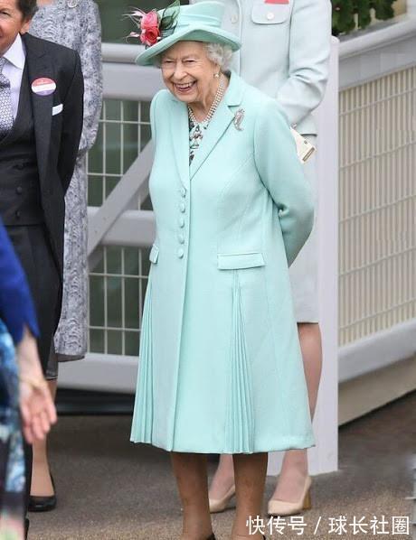 薄荷绿|95岁英女王闪耀亮相!粉色大衣配百褶花裙真美,老太太穿得太嫩啦
