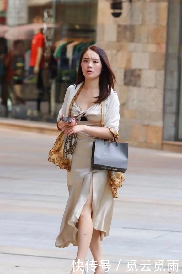 真丝连衣裙配披肩，简约又大气，美的雍容华贵