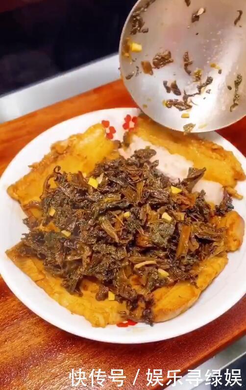 农村厨师告诉你梅菜扣肉的正宗做法，肥而不腻，比饭店的好吃10倍
