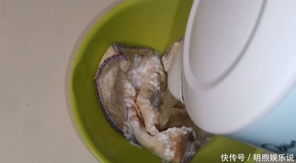 柔软|洗毛巾，只需水里撒一点，不管多脏多旧的毛巾，洗出来干净又柔软