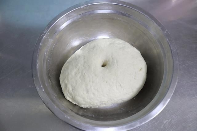 1锅南瓜馅包子2种吃法,软嫩酥嫩让人惊喜,老妈夸我真会吃