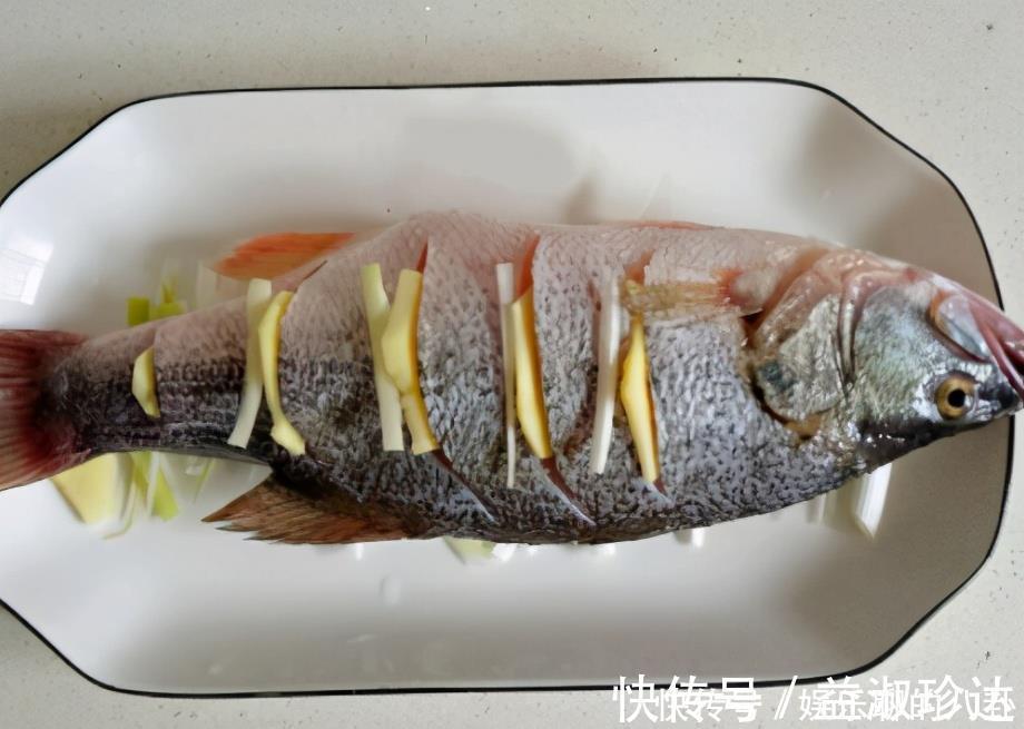 蒸鲈鱼|清蒸鲈鱼,放盐和料酒就错了,学会3个技巧,鱼肉鲜嫩不腥也不柴
