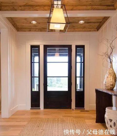 搭配|师傅双倍费用没白给!天花板贴几块木板做吊顶,档次立马显出来了