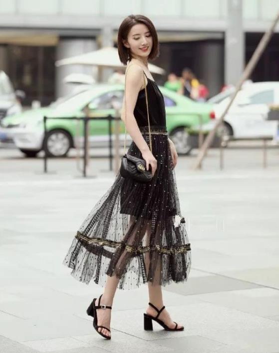 街拍:雪肤花貌的小姐姐,一条浅蓝色的连衣裙,时尚女神气质