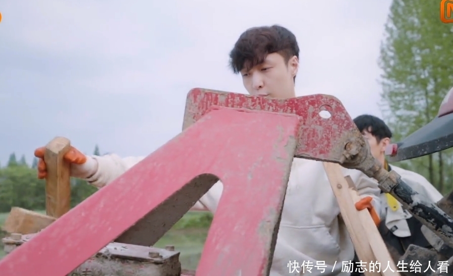 拖拉机 理想中的家长!张艺兴制作十字架运树苗,何炅的三个决定很圈粉