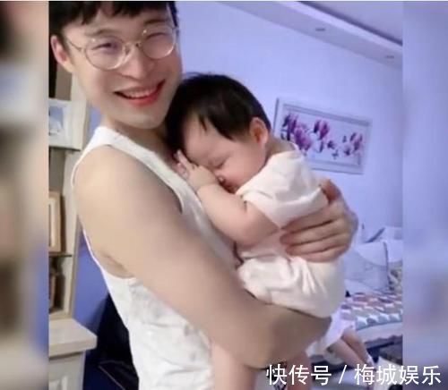 小朱|萌娃一个月没见爸爸,再见面时表情萌翻宝妈,网友:求同款闺女