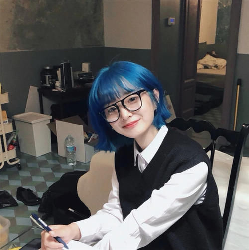 “黄头发”早就没人染了，2021年流行这几种发色，时髦显白又高级