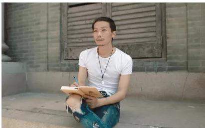 开愿|【魅力中国】漫步走向花开愿随风雨到天明—访“三栖明星”中国独立学者易白