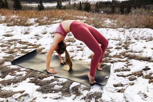 地面|感觉累了就练一练瑜伽,可以拉伸身体,消除疲劳,平和内心