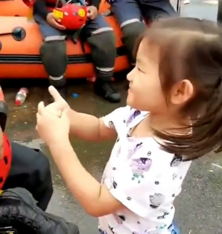 救援人员|致敬最可爱的人！小女孩羞羞地向救援人员竖大拇指