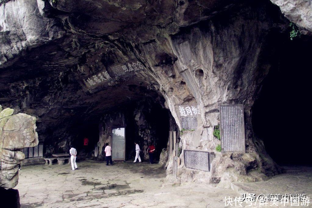 江水|探访三游洞，拥有地势险峻的石灰岩溶洞，洞外江水碧绿，风光旖旎