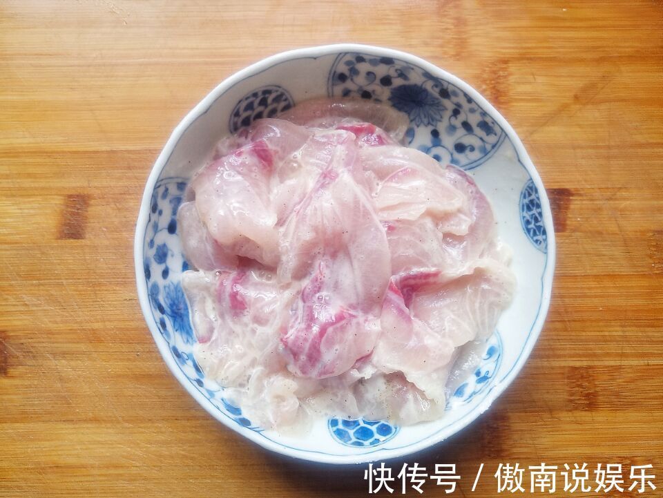教你简版酸菜鱼做法,汤汁酸爽,鱼肉滑嫩,一次一锅都不够吃