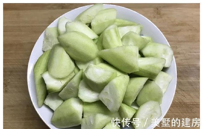 这菜要抓紧吃,再不吃就老了,炒时加入这两物,鲜美到汤都吃精光