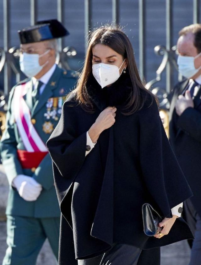 莱蒂齐亚穿黑色斗篷搭灰色裙子, 优雅迷人, 长发飘飘很有淑女范