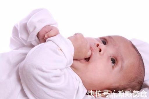 动作|孩子满六个月后,这些动作若还不会做,或许是发育有异常,别忽视