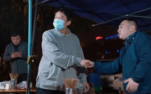 鄧超在路邊攤吃包子,看到他手中筷子的“顏色”,網(wǎng)友:活該你火