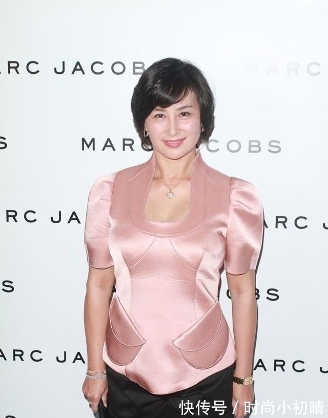 豆腐腿|何超琼换了清爽短发减龄至少20岁,穿粉色上衣配短裤,秀出豆腐腿