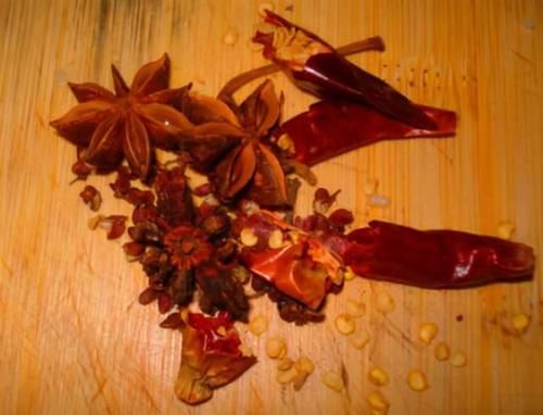 快过年了，卤上一锅肉，驱寒保暖咸香入味，待客吃过瘾更大方