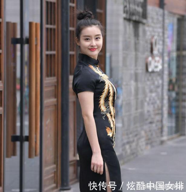 旗袍 精致美女身穿霸气的黑色“凤袍”,独特气质让人惊艳