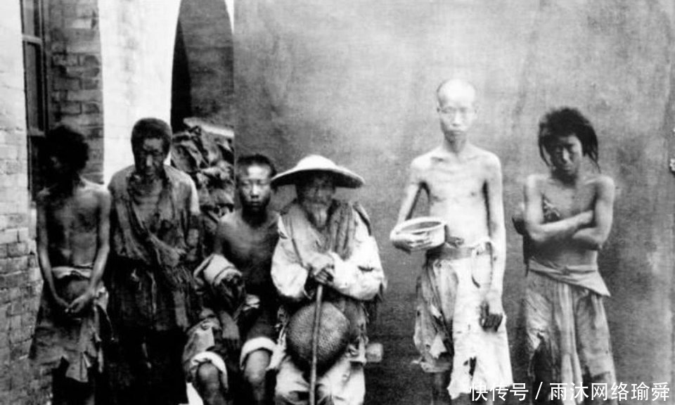成群|真实老照片:街头乞丐成群,老宫女悠闲荡秋千,慈禧葬礼纸人抬轿
