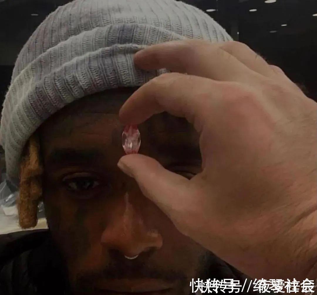 粉钻 人类对珠宝的痴迷能到什么程度,有人把1.5亿的钻石装在脑门上