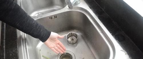 今天才知道，洗碗池上放个塑料瓶，有一个隐藏实用功能，太实用了