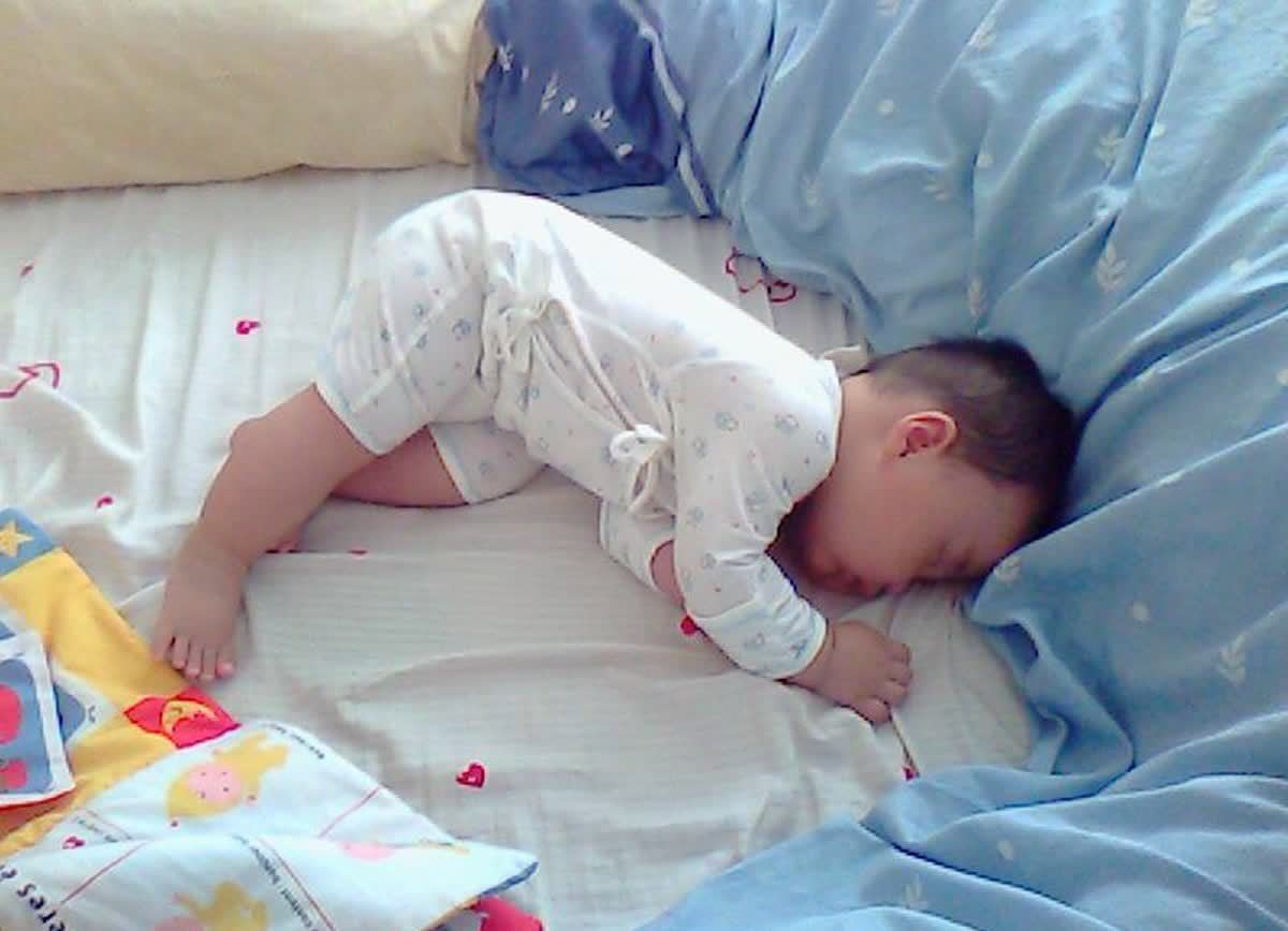 宝宝|宝宝睡觉为啥会“满床滚”?原因有很多,关乎宝宝健康你可别嫌烦