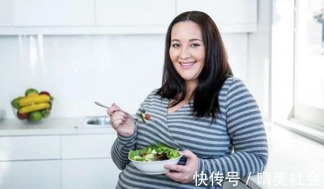 羊水|孕妈吃饭时,胎儿在干嘛呢?看完答案后,网友:太可爱了