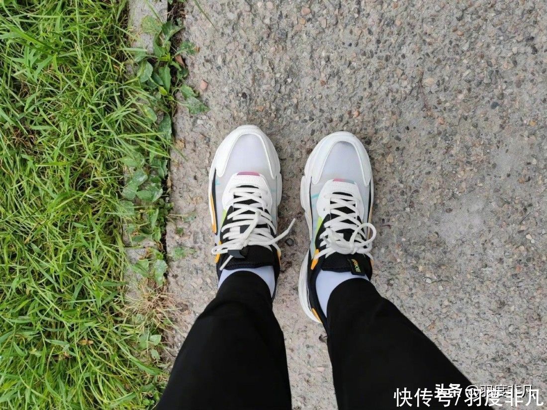 rel鸿星尔克引发国产运动鞋热潮，小米雷军晒晨跑照，网友求同款
