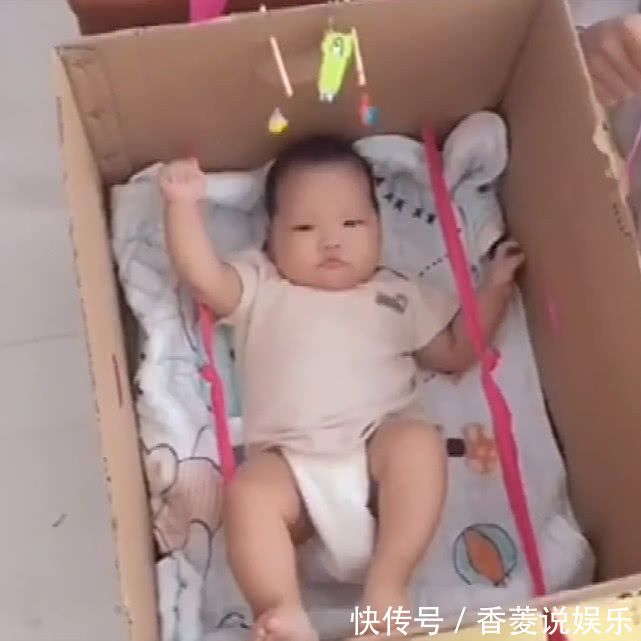 外甥|妈妈没空带娃，把宝宝交给舅舅，看到舅舅的做法，妈妈笑喷了