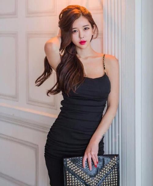 美女穿搭：小姐姐爱穿凹凸紧身裙，身材玲珑有致，时髦又魅力！