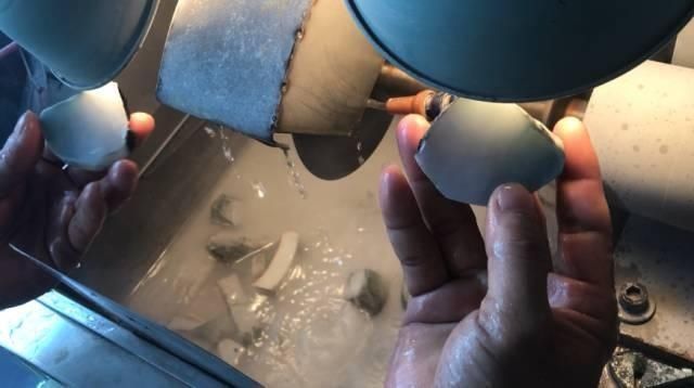 入手|美女坚持入手的满裂翡翠原石,3刀切下去,货主瞬间不敢说话了