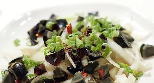 拌皮蛋时,只要放这2种调味料,味道保准错不了,谁吃谁喜欢