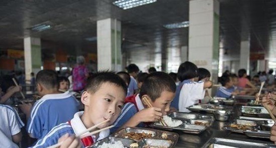 大妈|学生午饭一口未动,就被食堂大妈整盘抢走,学生整天都饿肚子