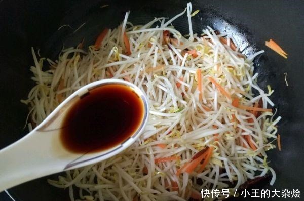 炒豆芽时加点“它”,豆芽更加清脆爽口,没有豆腥味!