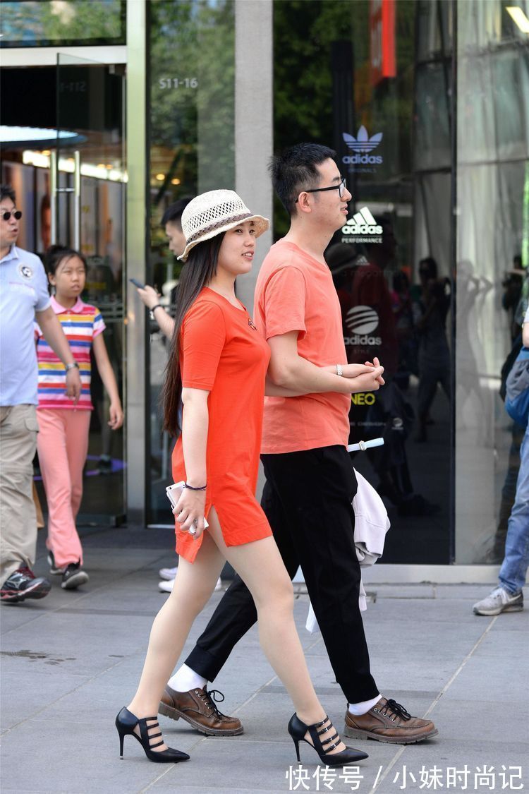 T恤 街拍:小姐姐红色的T恤搭配黑色高跟鞋,简约时尚,身材更显高挑