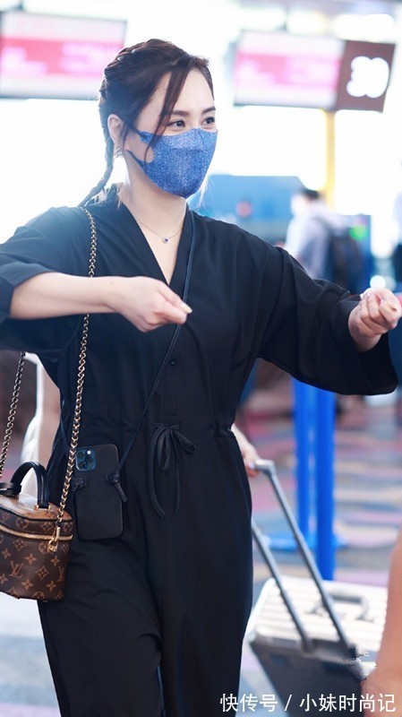 吸睛度|阿娇的40岁也太美好了,一身黑打扮虽很简单,气质高级比少女耐看